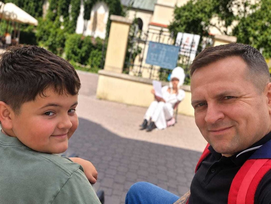 Ojciec i syn próbują spełnić nietypowe marzenie. Kierują pisma do przedstawicieli władz państwowych i samorządowych, licząc, że ktoś pomoże im dotrzeć do Kancelarii Prezydenta RP.
