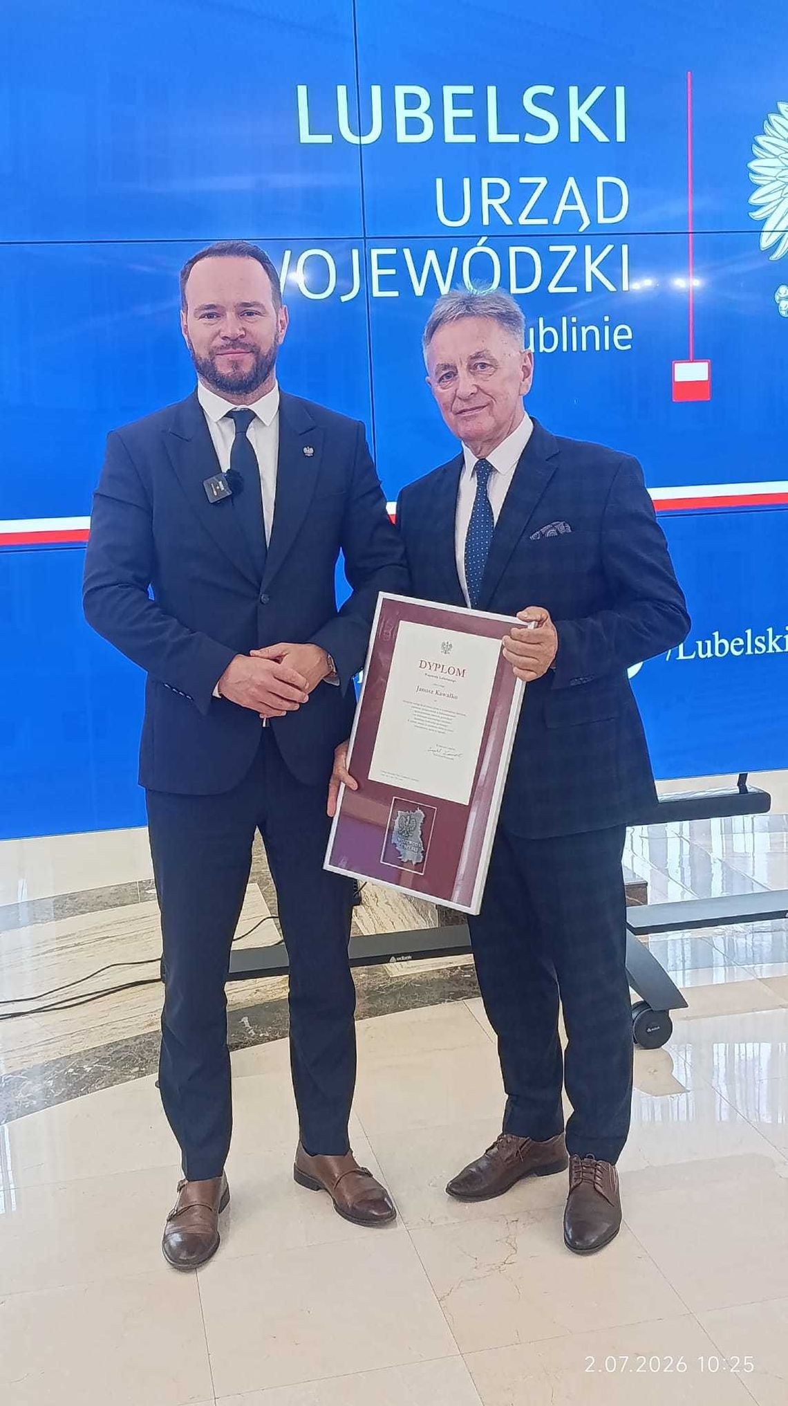 Wojewoda lubelski Krzysztof Komorski wyróżnił dziennikarzy sportowych, w tym Janusza Kawałko. Fot. LUW