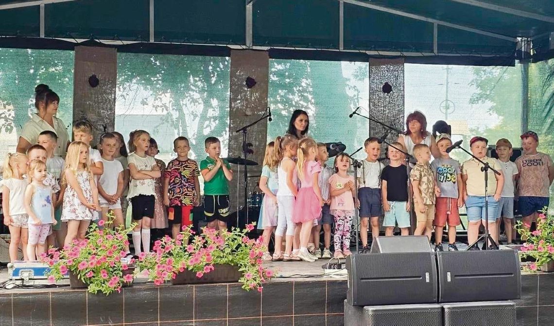Dzieci z Gminnego Przedszkola w Jarczowie podsumowały projekt pn. "Sensoryczne kroki plus muzyka równa się interaktywna przedszkolaków galaktyka".