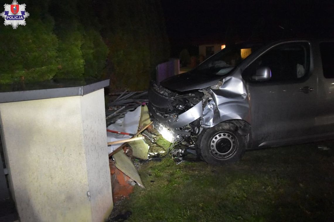 Po zderzeniu bus przejechał przez pobocze i uderzył w ogrodzenie posesji.