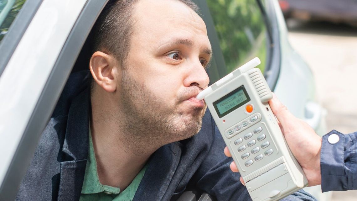 Jazda z zakazem skończyła się dożywotnim zakazem. Tak działa nowy przepis Za łamanie sądowego zakazu prowadzenia sąd musi orzec dożywotni zakaz prowadzenia.
