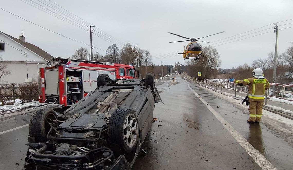 Jeden zginął na miejscu, drugi zmarł w szpitalu. Obaj wypadli z volskwagena