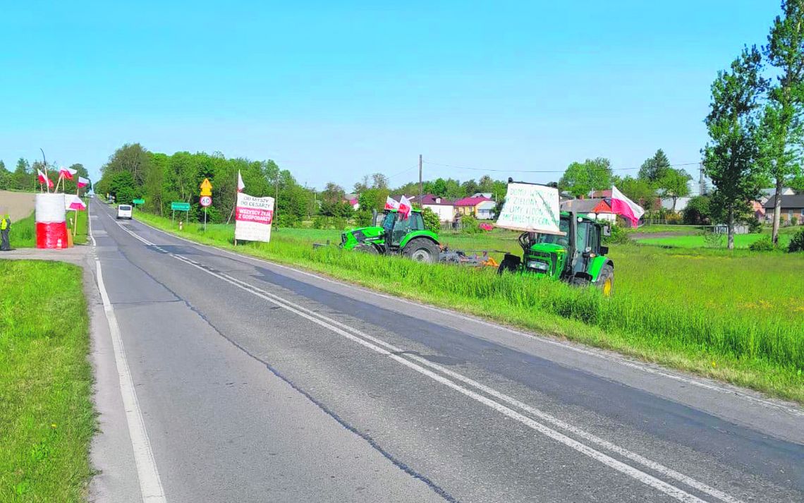 Na poboczach przy drodze wojewódzkiej z Uchań w kierunku Krasnegostawu ustawiono kilka rolniczych ciągników