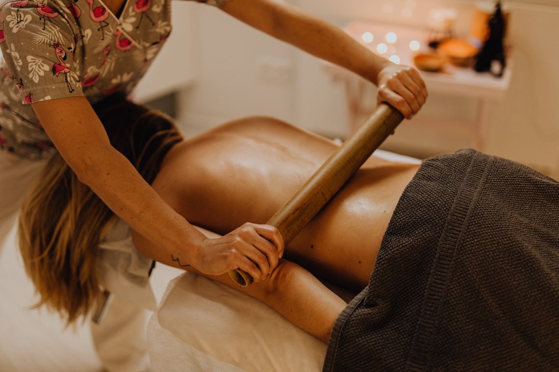 Jedwab i spokój: Odkrywanie sztuki masażu jedwabnymi rękawiczkami w Dubaju