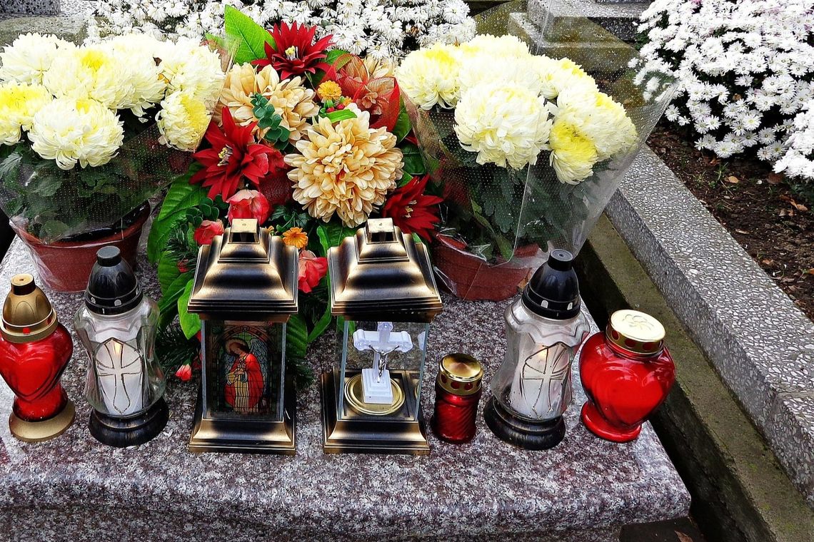 Jedziesz na cmentarz w Bełżcu? Sprawdź, gdzie możesz zaparkować Gmina Bełżec apeluje do mieszkańców i odwiedzających cmentarz parafialny o ostrożność w okresie Wszystkich Świętych i Zaduszek. Przygotowano dodatkowe parkingi, wprowadzono ruch jednokierunkowy. Na miejscu będzie więcej patroli policji.