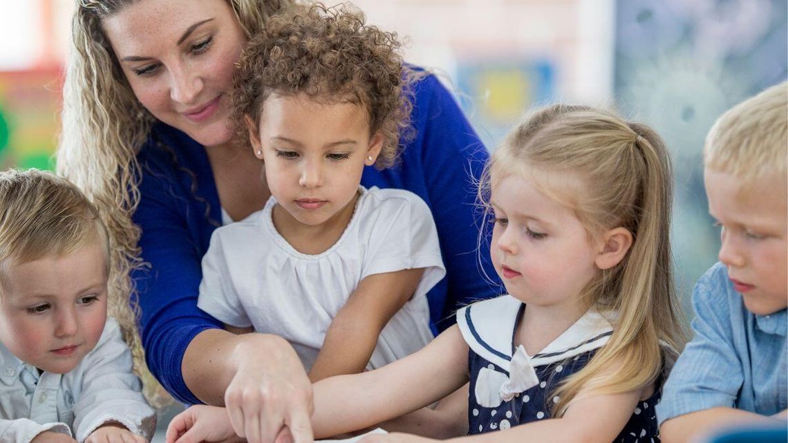 Jest wyrok. Nauczyciele mają zarabiać więcej. Samorządy załamane Sąd Najwyższy ocenił, że nauczyciele powinni otrzymywać zapłatę za pracę w godzinach wykraczających poza normę.