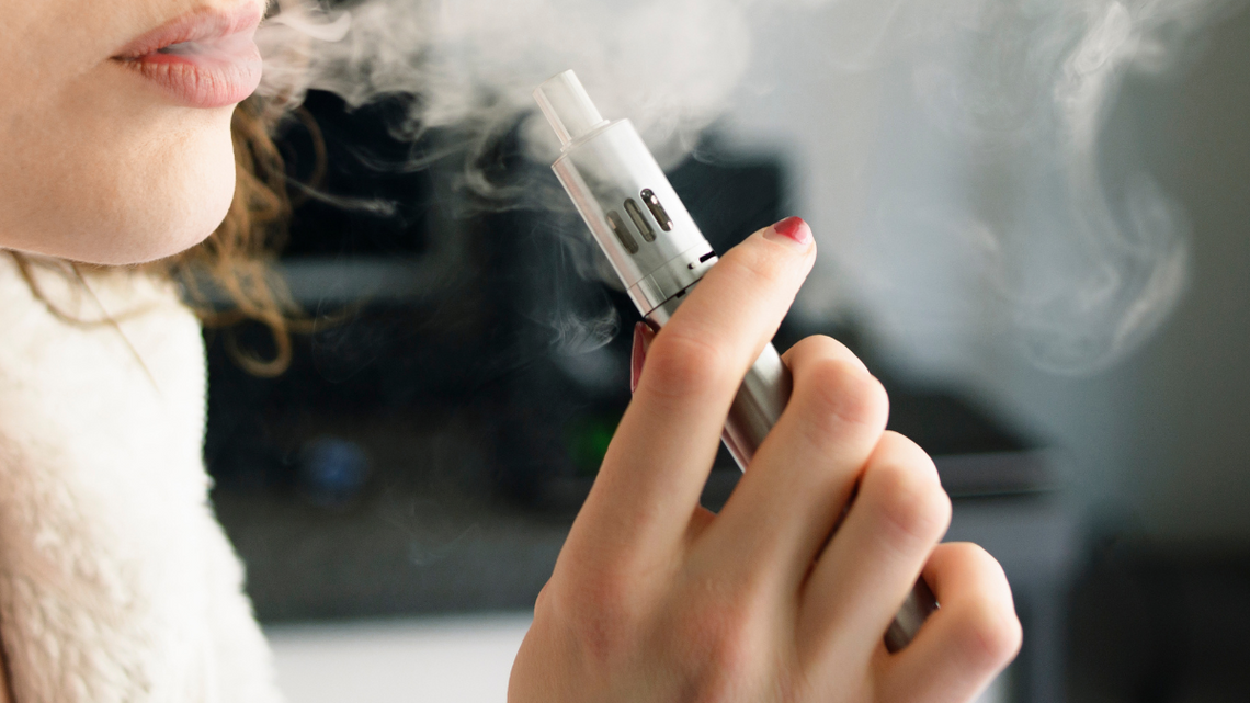 Osoby poniżej 18 lat nie kupią już e-papierosów, w tym także beznikotynowych, i woreczków nikotynowych.