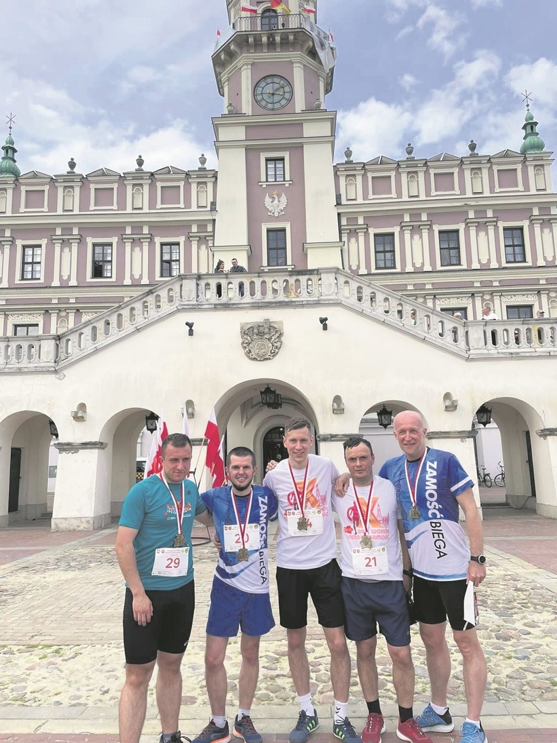 Najlepsi biegacze wśród sędziów piłkarskich, czyli Bernard Kostrubiec, Arkadiusz Łaszkiewicz, Kacper Pańko i Krzysztof Kuryj, w towarzystwie Sławomira Sokalskiego z grupy Zamość Biega.