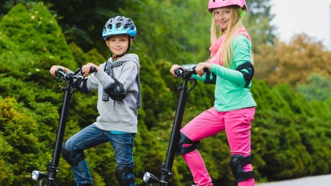 Już niebawem nowe zasady dla hulajnóg i rowerów Dorośli użytkownicy rowerów i hulajnóg elektrycznych nadal nie będą objęci obowiązkiem noszenia kasku, choć jego używanie jest rekomendowane.