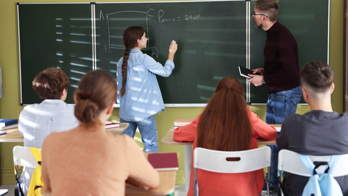 Niektórzy nauczyciele chce kamer w klasach, bo – jak mówią – sytuacja na lekcjach często wymyka się spod kontroli. Rodzice są jednak w tej kwestii podzieleni.