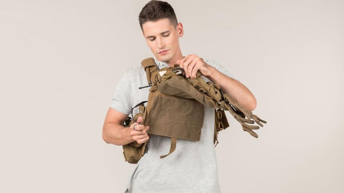 Posłowie Konfederacji przygotowali projekt umożliwiający cywilom legalny dostęp m.in. do nowoczesnych kamizelek kuloodpornych i hełmów wojskowych.