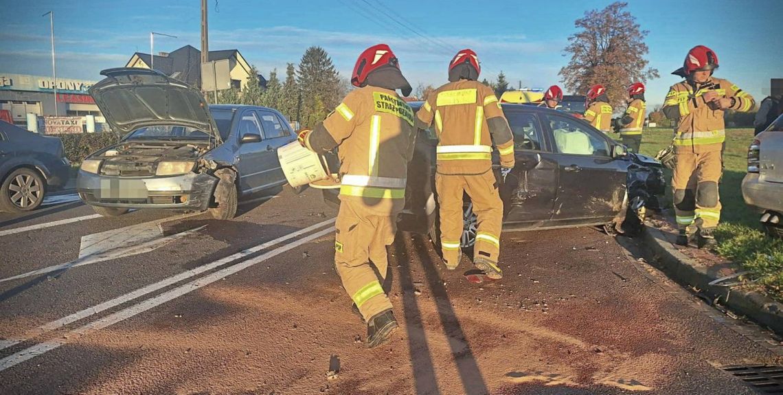 Sprawcą tej kolizji był 72-latek z gminy Miączyn, który wyjeżdżając samochodem audi z parkingu przy supermarkecie, nie ustąpił pierwszeństwa kierowcy forda, jadącemu ulicą Basaja.