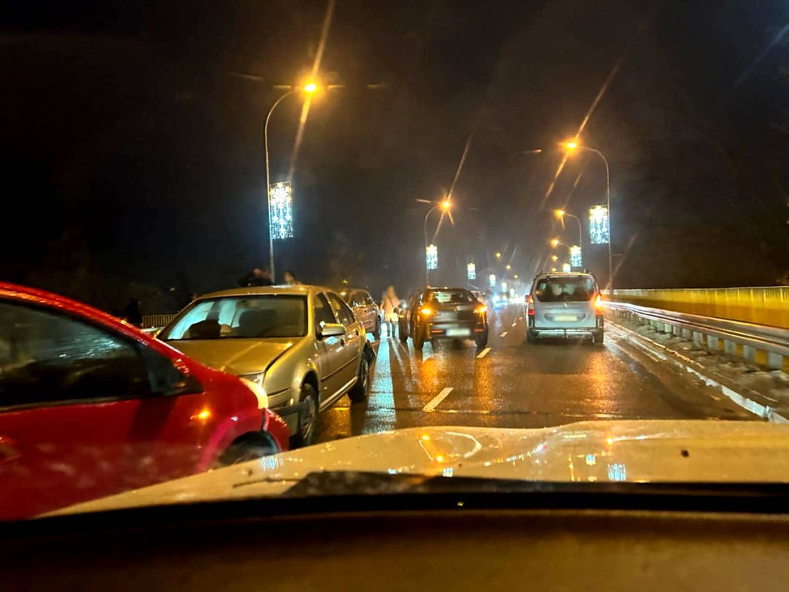 Do karambolu z udziałem pięciu samochodów doszło we wtorek (25 listopada) przed godziną 16:00 na wiadukcie w Chełmie.