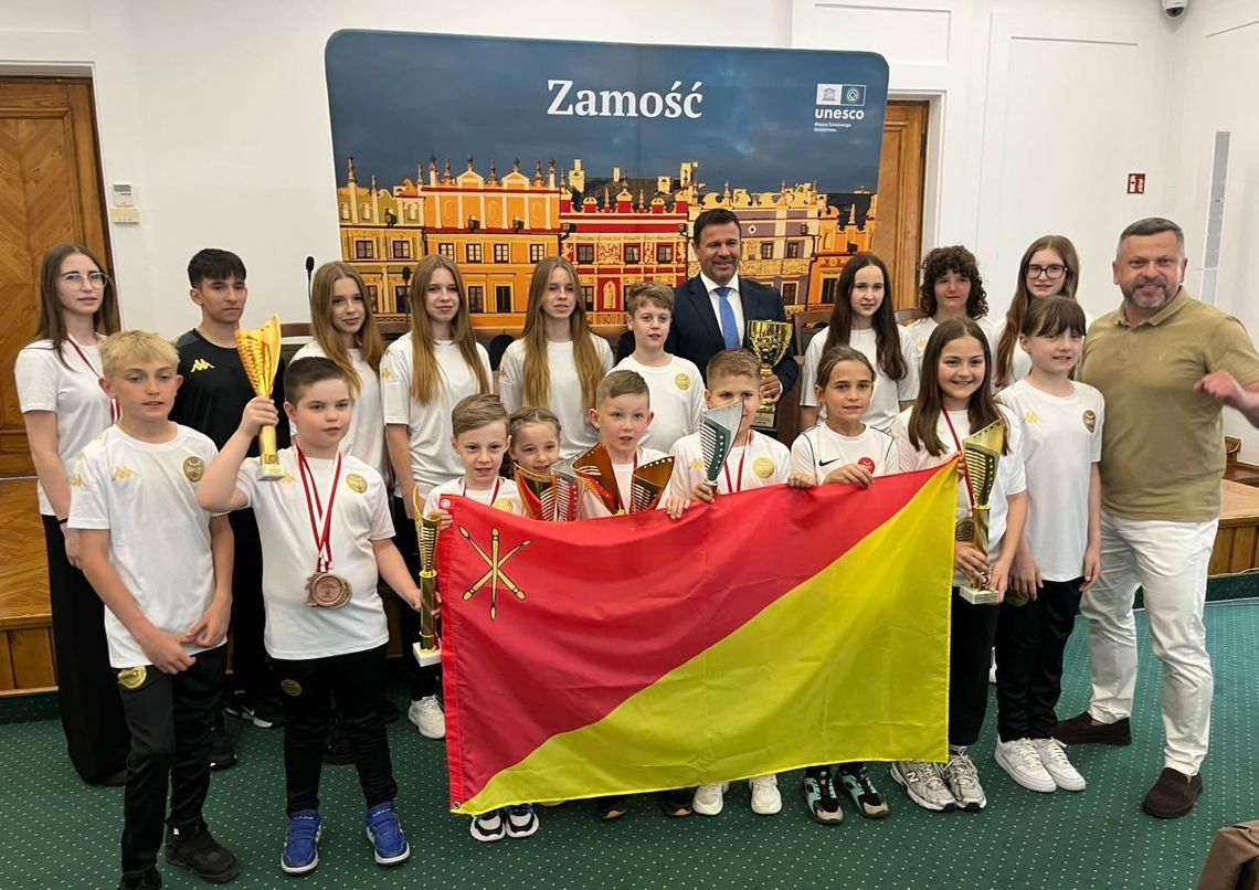 – Dziękuję, że tak ciężko trenujecie, odnosicie sukcesy i rozsławiacie w ten sposób Zamość – zwrócił się do młodych karateków prezydent Zamościa. Fot. UM Zamość