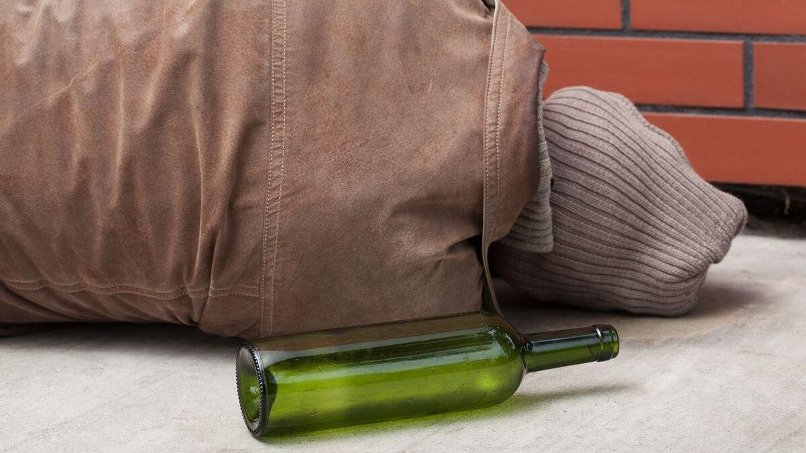 Nie udało się uratować życia mężczyzny, którego karetka przywiozła pijanego do szpitala. Miał aż 13 promili alkoholu w organizmie.