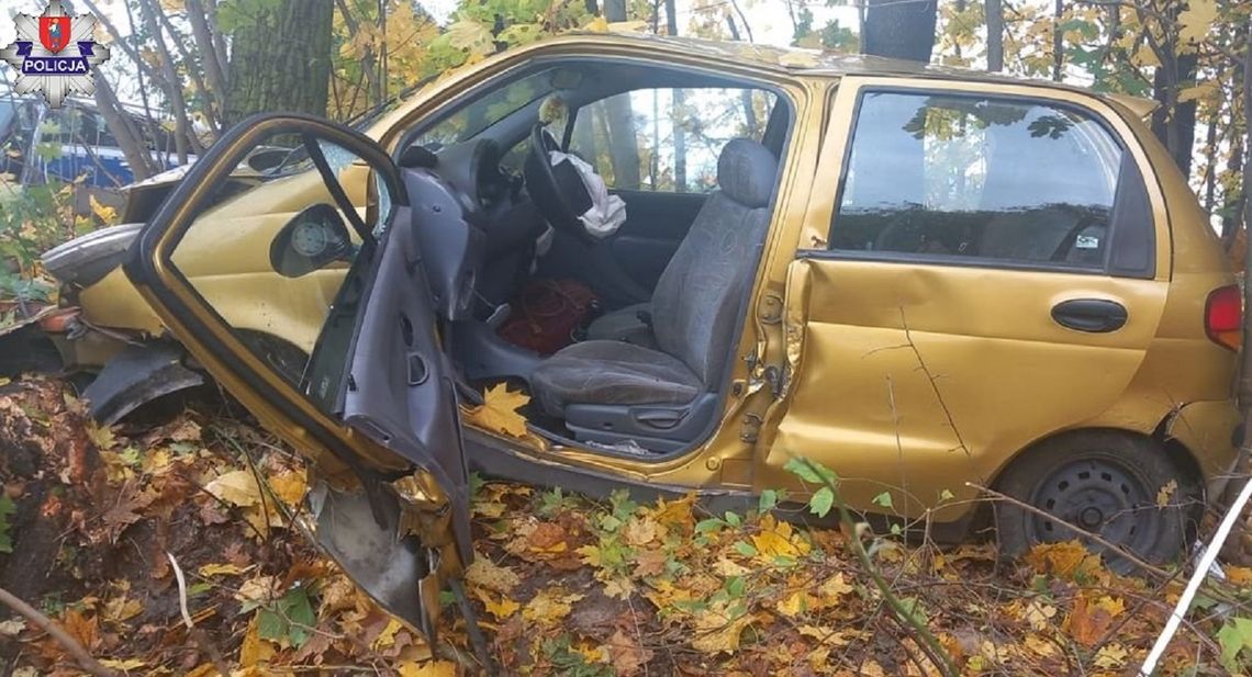 90-latek kierując daewoo, nagle zjechał na pobocze i uderzył w drzewo.