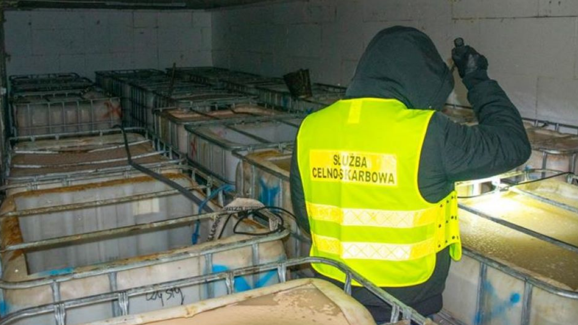 Picie alkoholu nie wiadomo skąd, jest groźne dla pijącego – ostrzega Krajowa Administracja Skarbowa (KAS).