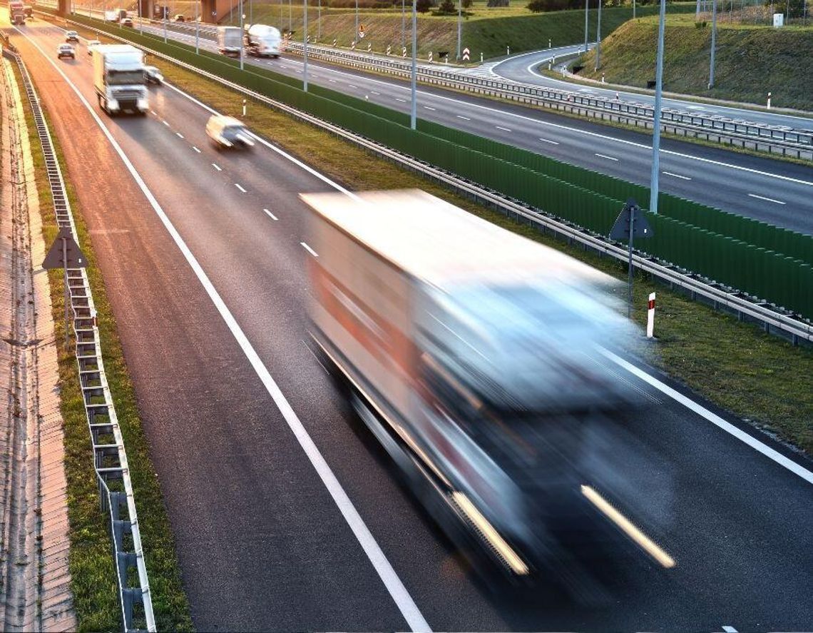 KAS ściga opłaty za autostrady sprzed kilku lat Do 16 lipca 2026 r. do dyrektora Izby Administracji Skarbowej w Łodzi przekazano 492 452 podejrzenia niewniesienia opłaty.