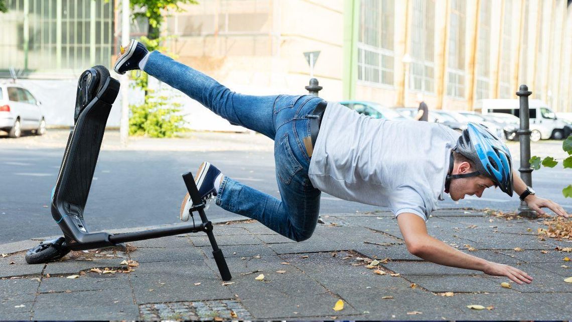 W polskim prawie ma się znaleźć przepis, który nakazuje założenie kasku jadącemu hulajnogą elektryczną.