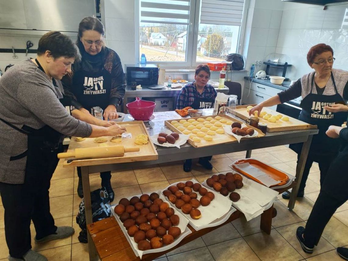 Seniorki z KGW Tarnawatka usmażyły na głębokim tłuszczu 150 pączków! Później była ich degustacja.