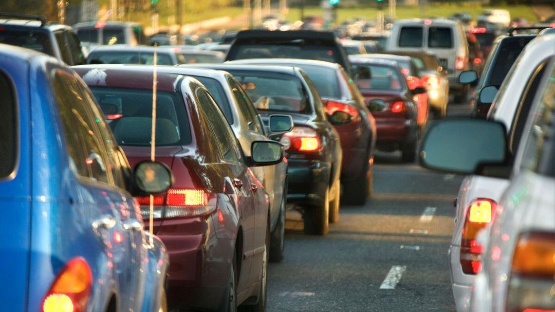 Jeżeli nikt nie wydłuży obowiązywania przepisów, to kierowcy samochodów elektrycznych wrócą do stania w korkach. Zbliża się termin, kiedy wygaśnie ten drogowy przywilej.