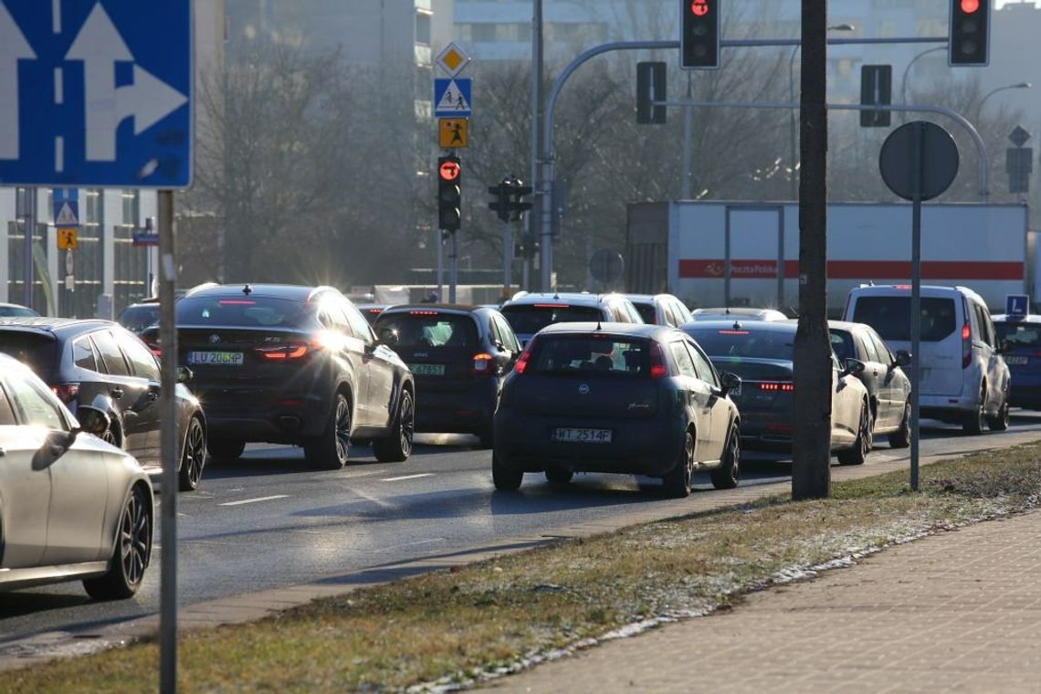 Kilkaset złotych rocznie. Tyle miała wynosić opłata za jazdę autem spalinowym. Mamy dobrą wiadomość.