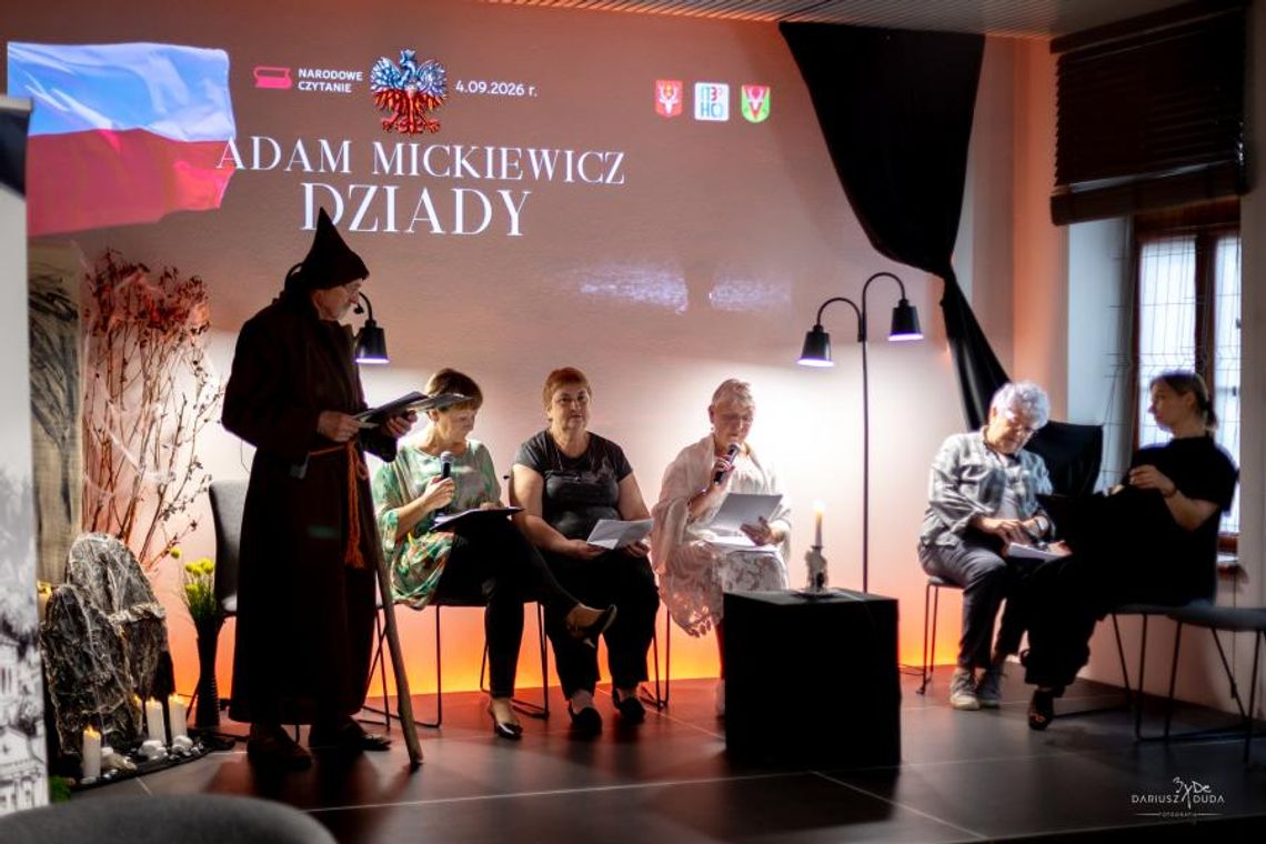 Kilka pokoleń Hrubieszowian czytało "Dziady" Adama Mickiewicza Narodowe Czytanie było okazją do wspólnego spotkania z klasyką polskiej literatury oraz pokazania, że utwory sprzed wielu lat nadal mogą łączyć różne pokolenia czytelników.