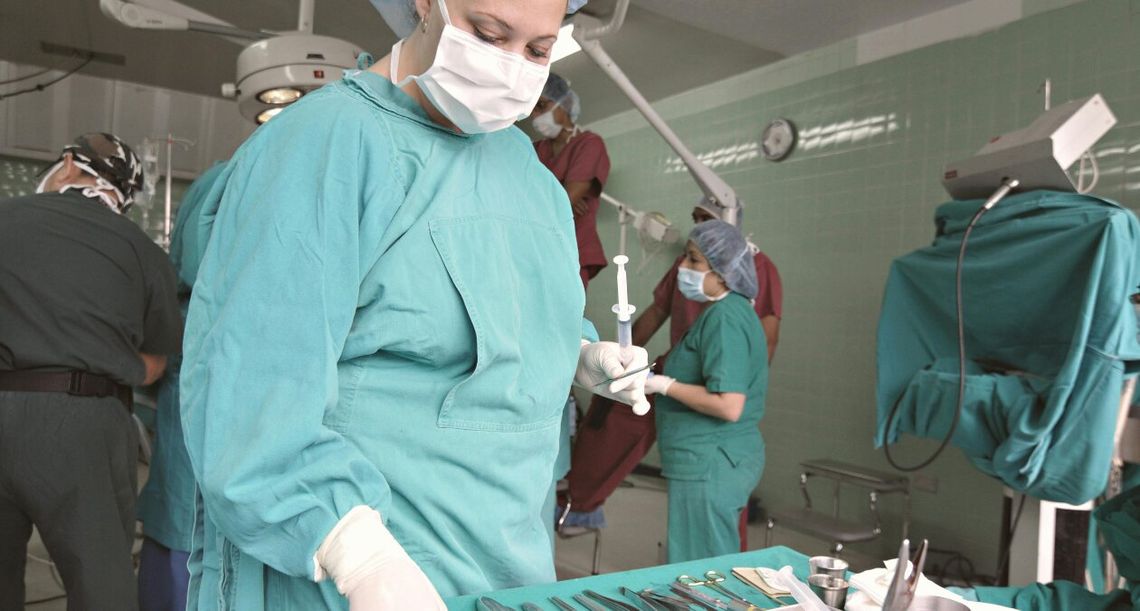 Kilkuminutowe zabiegi, milionowe rachunki. NFZ i CBA zajęło się grupą neurochirurgów Grupa neurochirurgów działająca w kilku województwach miała realizować świadczenia medyczne, które w dokumentacji rozliczeniowej wyglądały na znacznie bardziej skomplikowane niż w rzeczywistości.