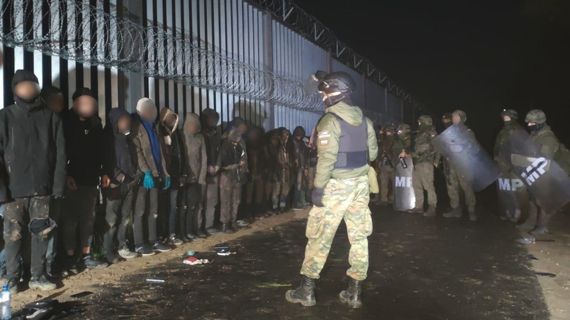 Kilkunastu migrantów jest już w Niemczech. Aktywistka z zarzutami Pomagała migrantom na polsko-białoruskiej granicy. Usłyszała zarzut nielegalnego przerzutu do Niemiec 15 cudzoziemców.
