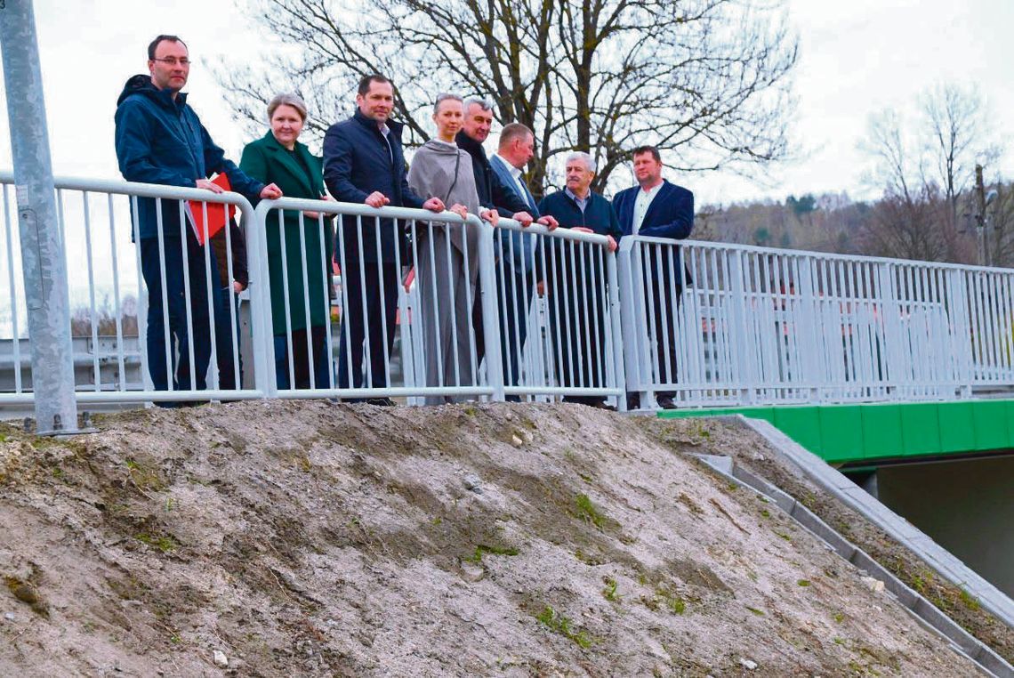 Nowa kładkę oficjalnie odebrano 15 kwietnia. Fot. Starostwo Powiatowe w Zamościu