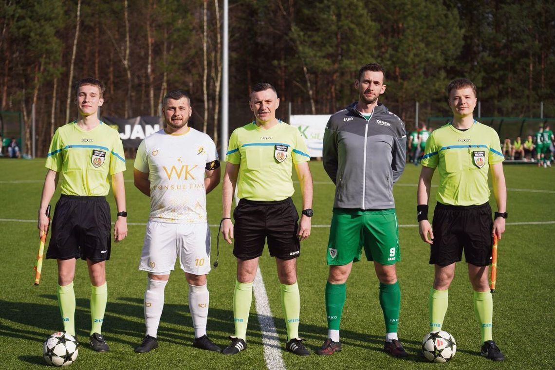 W meczu dwóch czołowych zespołów „najciekawszej ligi świata” wicelider rozgrywek Tanew Majdan Stary na swoim boisku ze sztuczną murawą pokonała liderujący Grom Różaniec 6:1 (3:1).