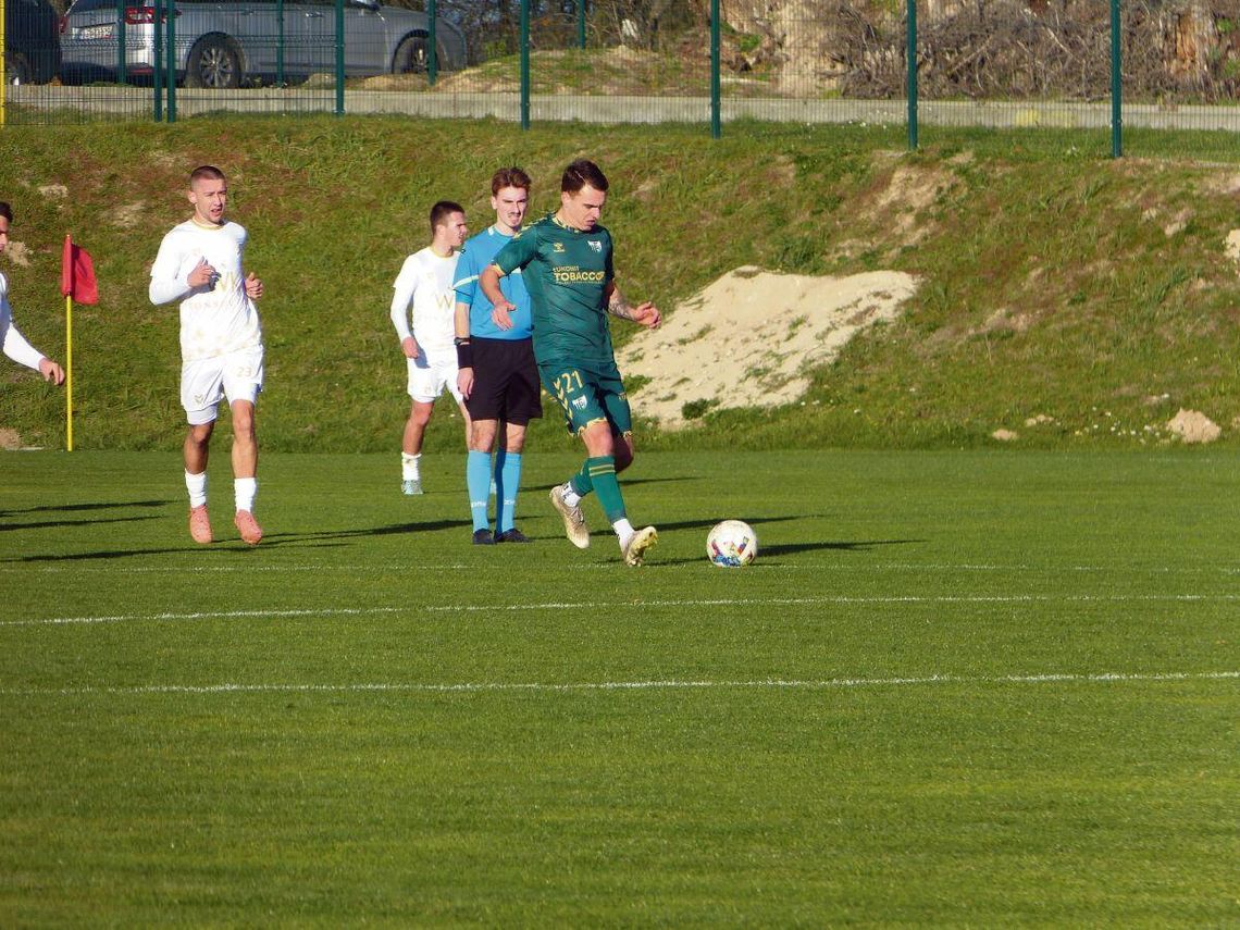 Grom po zwycięstwie nad Victorią 2:1 (0:0) umocnił się na pierwszej pozycji w ligowej tabeli.