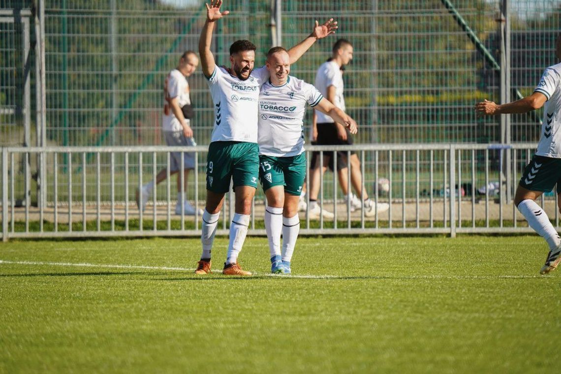 Warto zwrócić uwagę na „żelazny” skład Victorii. Zespół z Łukowej piąty z rzędu mecz rozpoczął tą samą jedenastką i w tym samym ustawieniu.