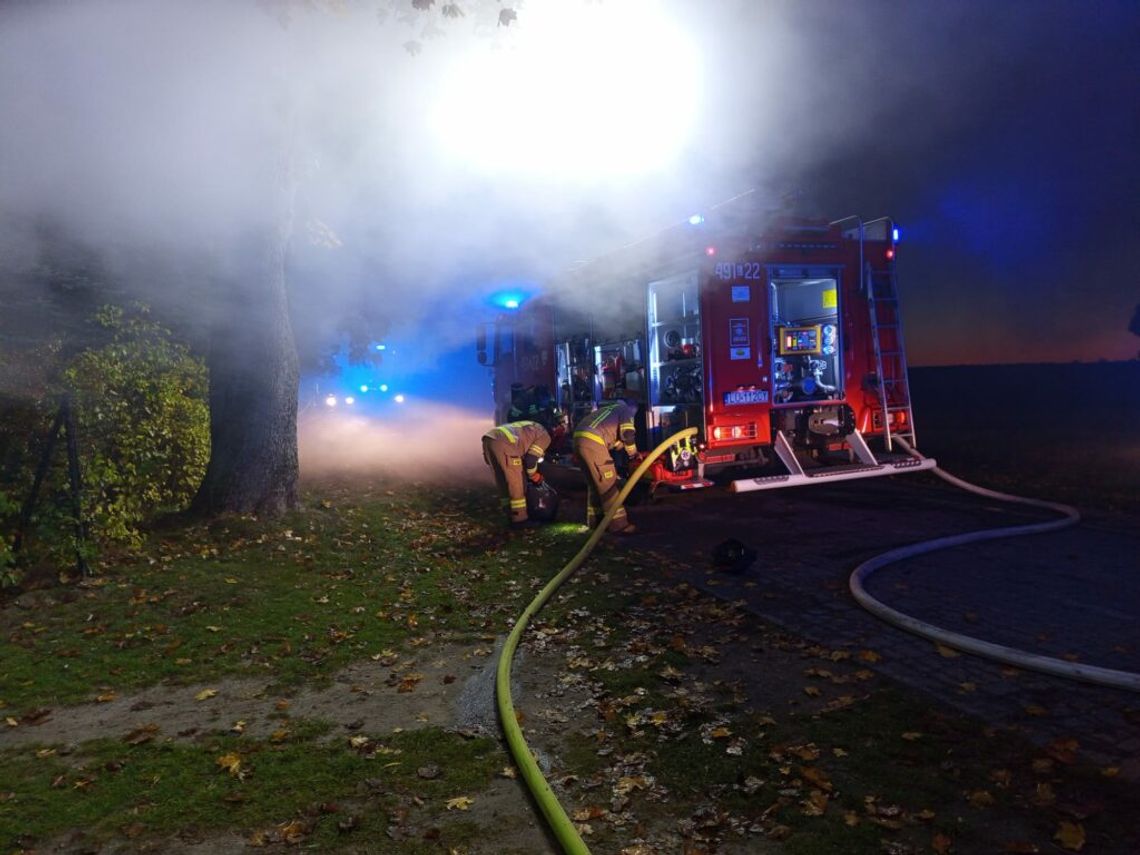 Lubelskie: Kobieta i nastolatek uciekli z płonącego domu Kobiecie i nastoletniemu synowi udało się wydostać z płonącego domu przed przyjazdem pierwszych zastępów straży pożarnej.