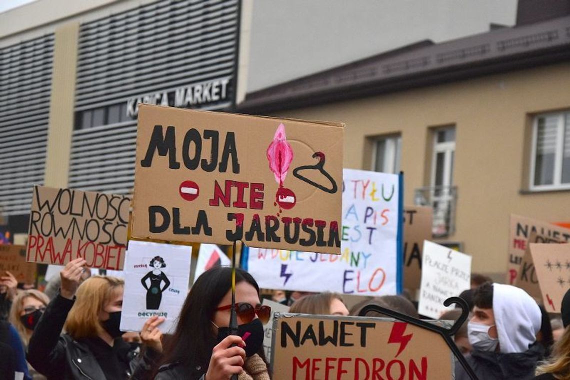 Kobiety protestowały na ulicach miast (TYLKO W GAZECIE)