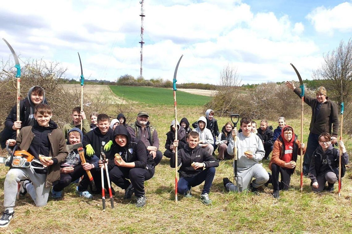 Kolejna murawa kserotermiczna uratowana. Najpierw na Białej Górze, teraz w Tarnawatce Tym razem murawę kserotermiczna ratowali uczniowie szkoły w Tarnawatce.