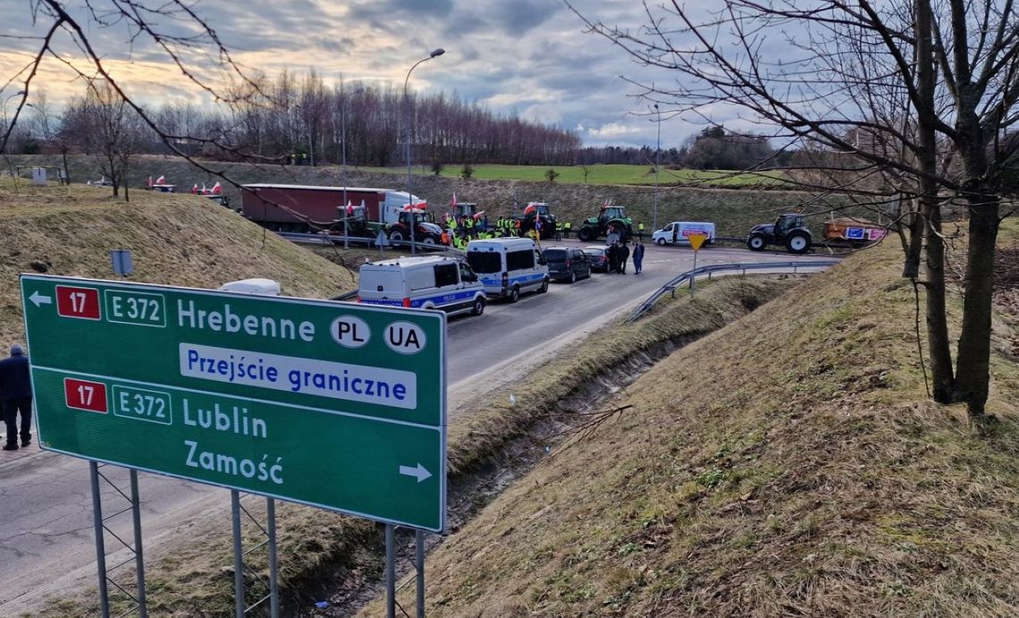 Kolejny dzień Policja zabezpiecza protest rolników w rejonie terminala do przejścia granicznego w Hrebennem.