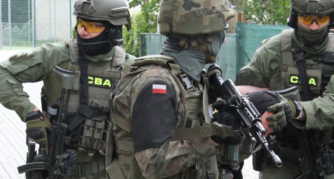 Kolejny funkcjonariusz więzienny zatrzymany. W tle łapówki CBA zatrzymało trzeciego już funkcjonariusza Służby Więziennej w śledztwie dotyczącym korupcji w areszcie.