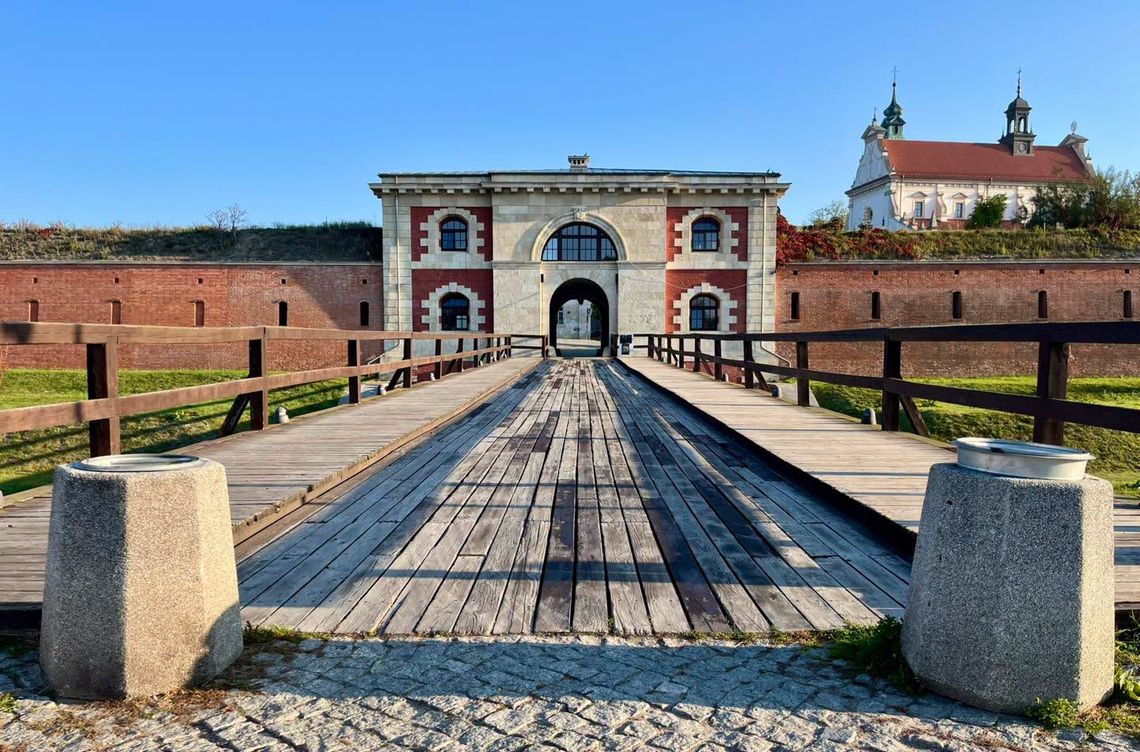 Zamość szuka wykonawcy przebudowy mostu przy Bramie Szczebrzeskiej Miasto Zamość szuka wykonawcy dokumentacji projektowej i kosztorysowej przebudowy drewnianego mostu przy zabytkowej Bramie Szczebrzeskiej.