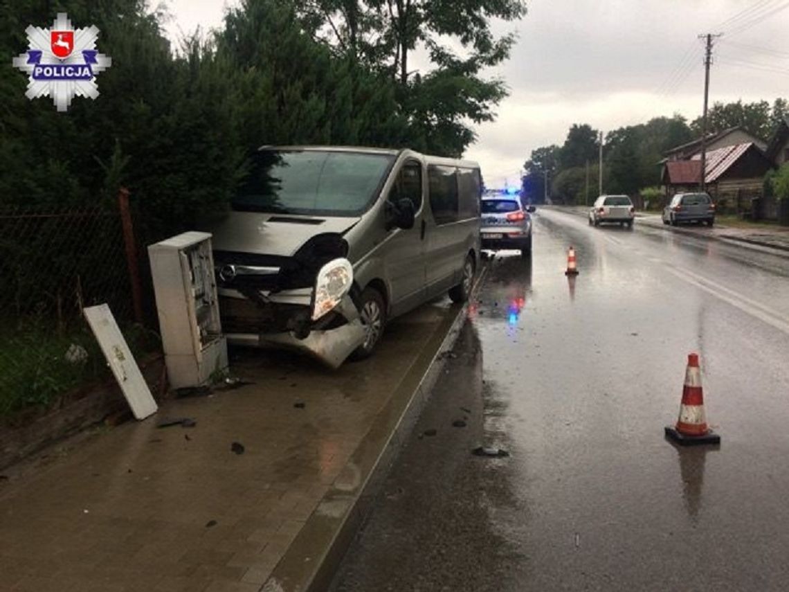 Kolizja w Bełżcu. Zniszczone trzy samochody, dwa ogrodzenia i słupek