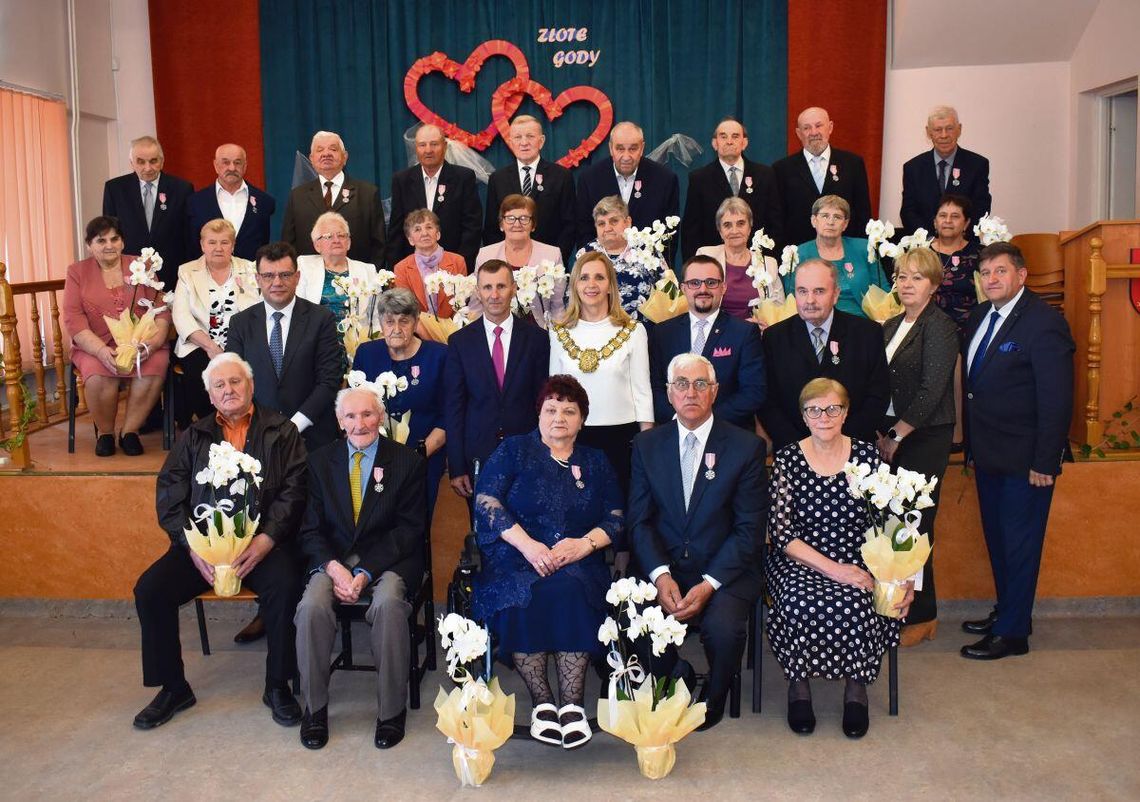 Złote gody świętowało 30 kwietnia 14 par małżeńskich z terenu gminy Komarów-Osada.