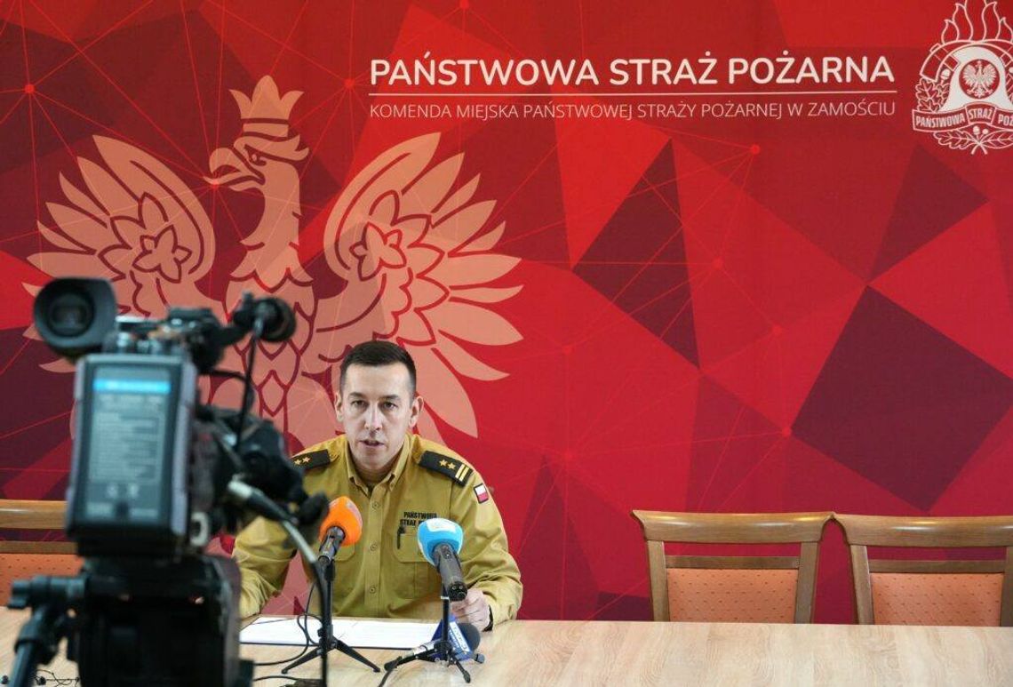 Komendant miejski PSP w Zamościu apeluje: Nie pal trawy! Bryg. Przemysław Ilczuk, komendant miejski PSP w Zamościu, przypomniał, że wypalanie traw jest niebezpieczne, ponieważ stanowi zagrożenie dla ludzi, zwierząt i środowiska.