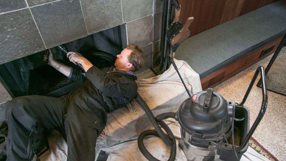 W sezonie grzewczym kominiarze coraz częściej spotykają właścicieli nieruchomości, którzy – jak podaje Biznes Info – traktują obowiązkowy przegląd kominiarski jak zbędny koszt.