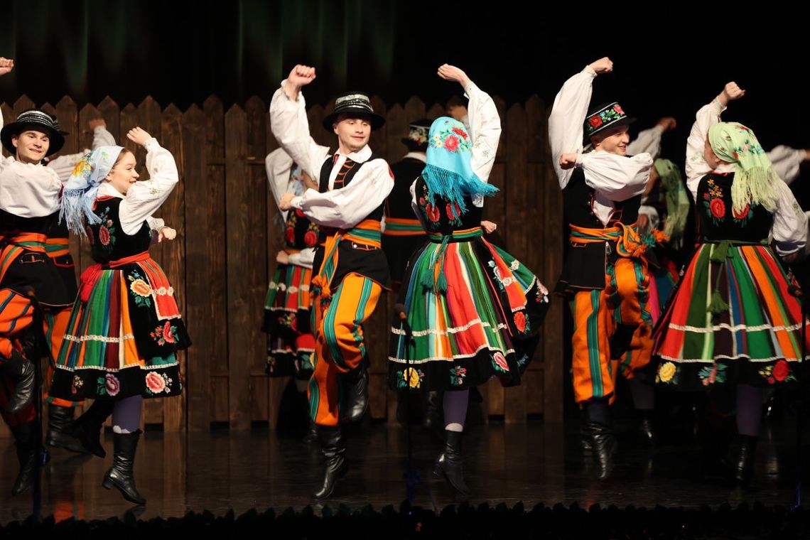 Koncert Noworoczny w Tomaszowskim Domu Kultury. Sprzedaż biletów po Nowym Roku Tomaszowski Dom Kultury zaprasza na Koncert Noworoczny Zespołu Folklorystycznego „Roztocze”.