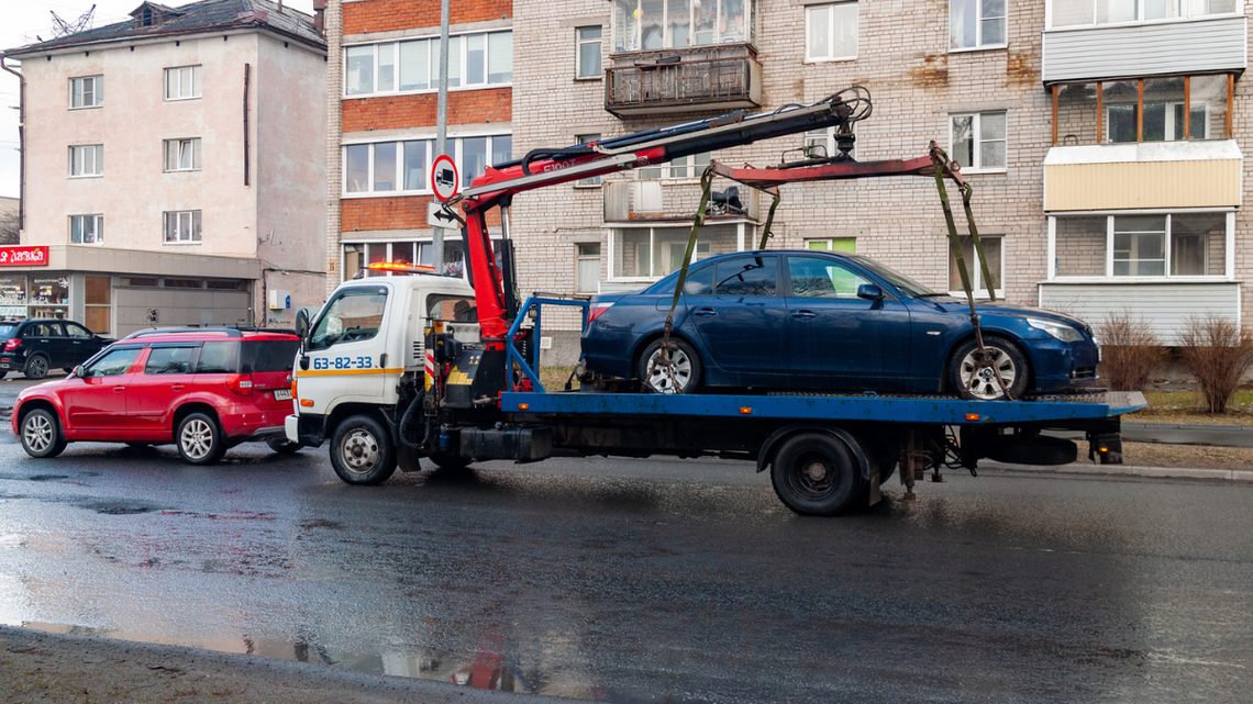 Skonfiskowane auta mają być przekazywane na rzecz skarbu państwa i trafiać na licytację.