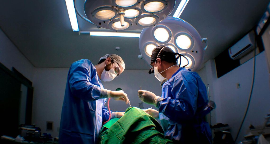 Koniec z „lekarzami walizkowymi”. Tych operacji nie zrobi już każdy szpital Koncentracja części zabiegów w wyspecjalizowanych placówkach oznacza, że pacjenci mogą być kierowani dalej od miejsca zamieszkania.