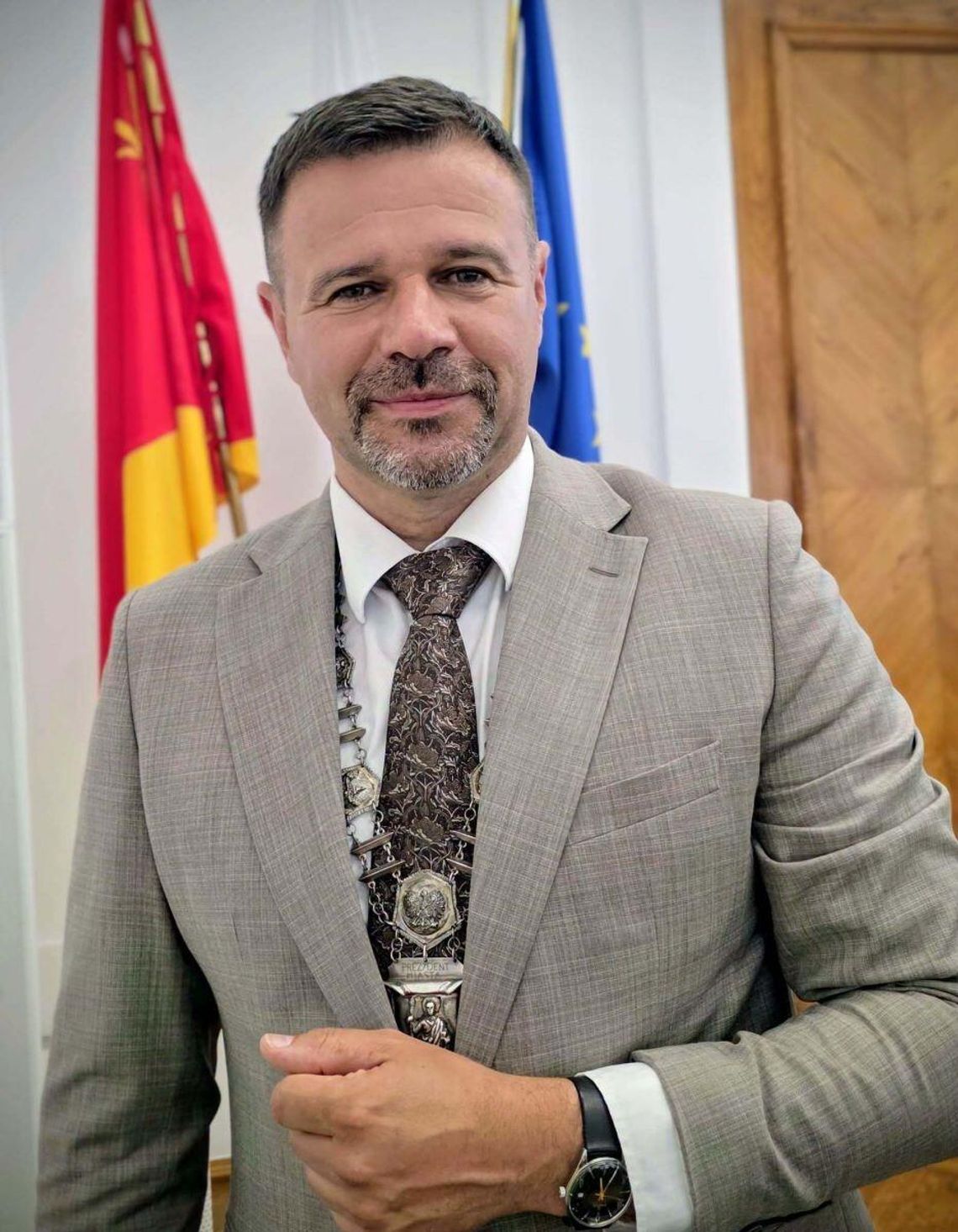 Koniec z telefonami w szkołach. Zamość pierwszy wprowadzi zakaz Prezydent Zamościa Rafał Zwolak przypomina, że Zamość jako pierwsze miasto w Polsce wprowadziło pilotażowy zakaz korzystania ze smartfonów w szkołach. Fot. Fb Rafał Zwolak