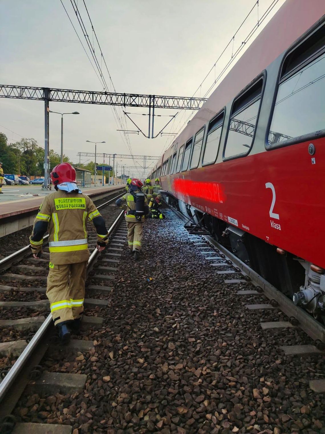 Kontrola UTK potwierdziła: „Czerwony Szrot” zagraża pasażerom na trasie Hrubieszów-Kraków! 29 czerwca 2026 r., stacja Dębica): W pociągu IC 23110 „Kasztelan” zapaleniu uległ silnik pod wagonem nr 11. Załoga pociągu walczyła z ogniem gaśnicami proszkowymi. Ewakuowano od 150 do 250 pasażerów, a maszynista uległ podtruciu dymem.