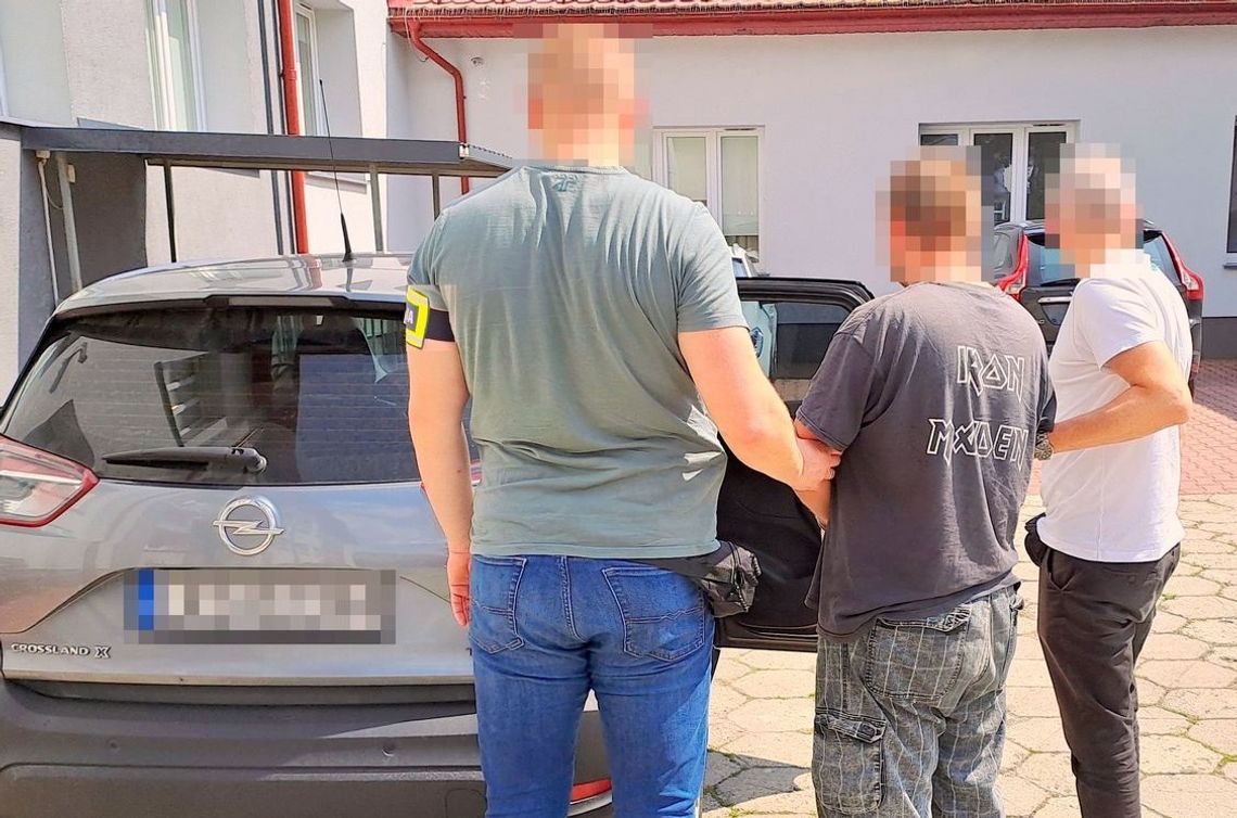 Koszmar 60-latki. Syn znęcał się nad nią od roku Na trzy miesiące trafił do tymczasowego aresztu 35-letni mieszkaniec powiatu krasnostawskiego, który – jak ustalili śledczy – od ponad roku znęcał się psychicznie i fizycznie nad swoją 60-letnią matką.