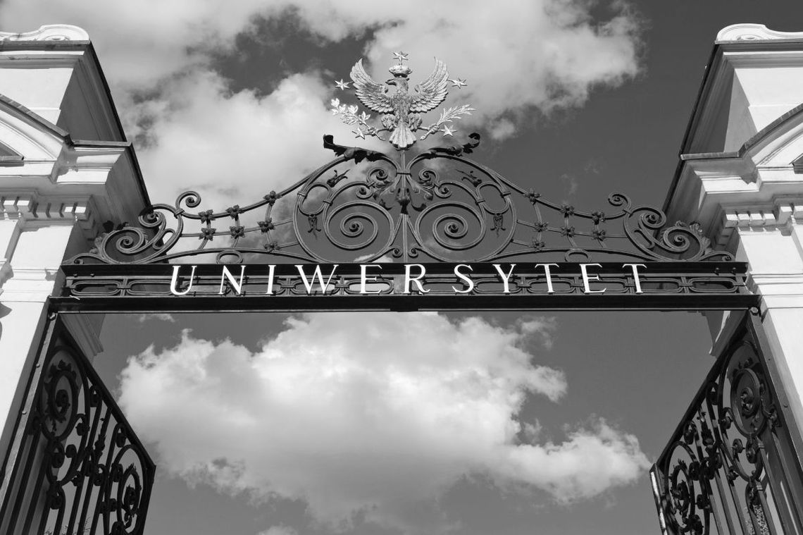 Koszmar na terenie UW. Zabójstwo pracownicy i „czyny kanibalistyczne” Zatrzymany został mężczyzna, który wtargnął na teren Kampusu Uniwersytetu Warszawskiego. Nie żyje jedna osoba, druga z obrażeniami ciała została przewieziona do szpitala.